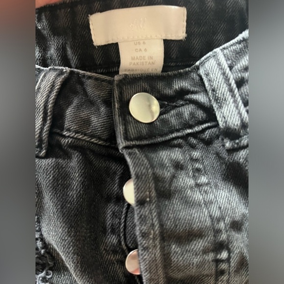 H&M Denim High Rise Distressed Cuff Cut Off Jean Shorts Summer Casual Black 6 - Picture 2 of 10